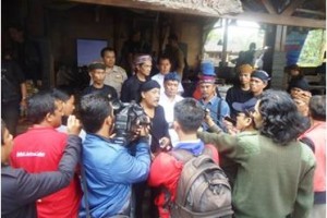 Ketua Umum Gerakan Hejo, Eka Santosa saat memberikan keterangan kepada sejumlah wartawan seusai kegiatan.